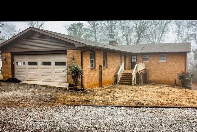 Foto del edificio - Spacious home in Pickens
