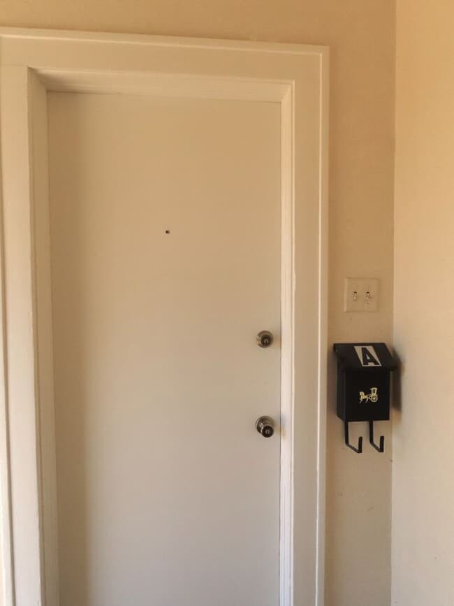 Building Photo - Charming 1 Bedroom Duplex- Water, Trash & ...