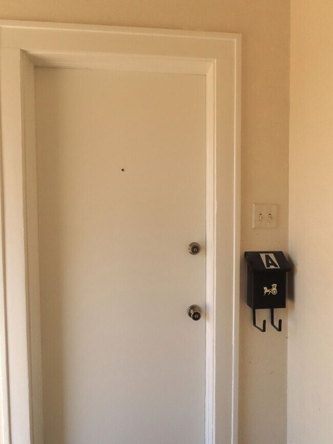 Foto del edificio - Charming 1 Bedroom Duplex- Water, Trash & ...