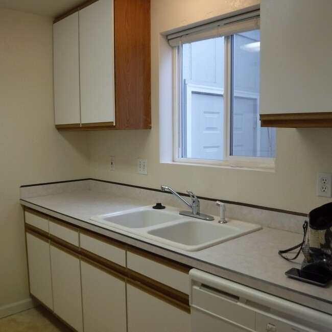 Building Photo - 2 Bed/2.5 Bath Unit in SW Redmond Fourplex