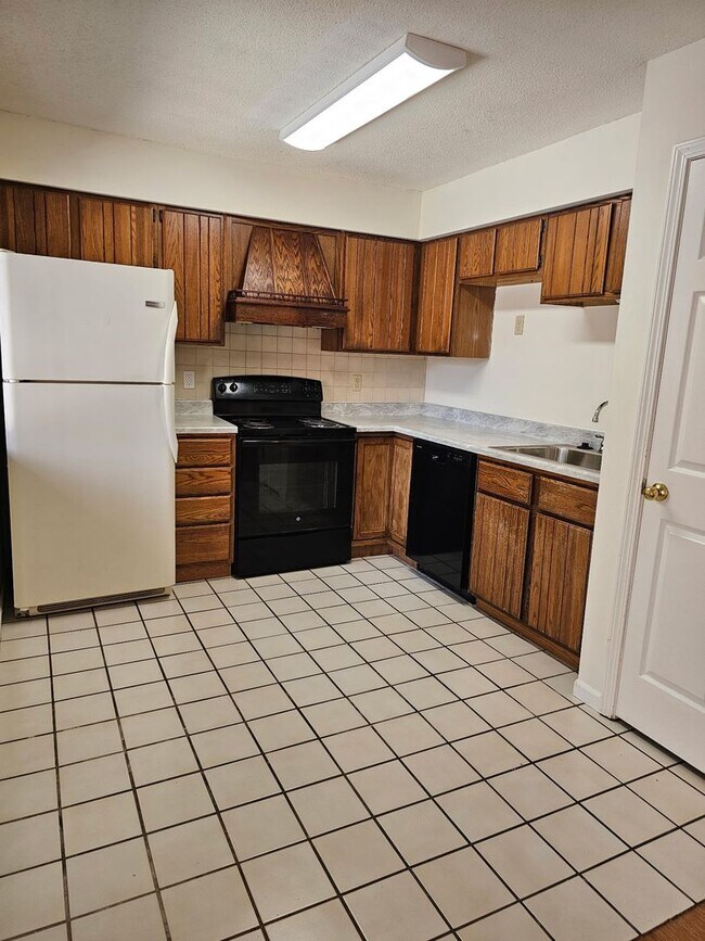 Building Photo - 3 Bed/ 2.5 Bath- Village South Condominiums