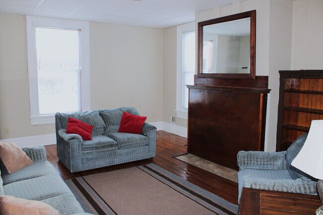 Foto del edificio - HOUSE, $1600/month plus utilities; TWO Bath!
