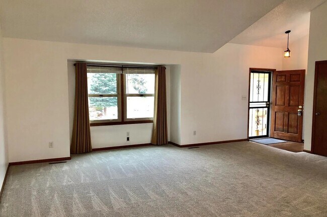 Building Photo - 10792 Grove Ln