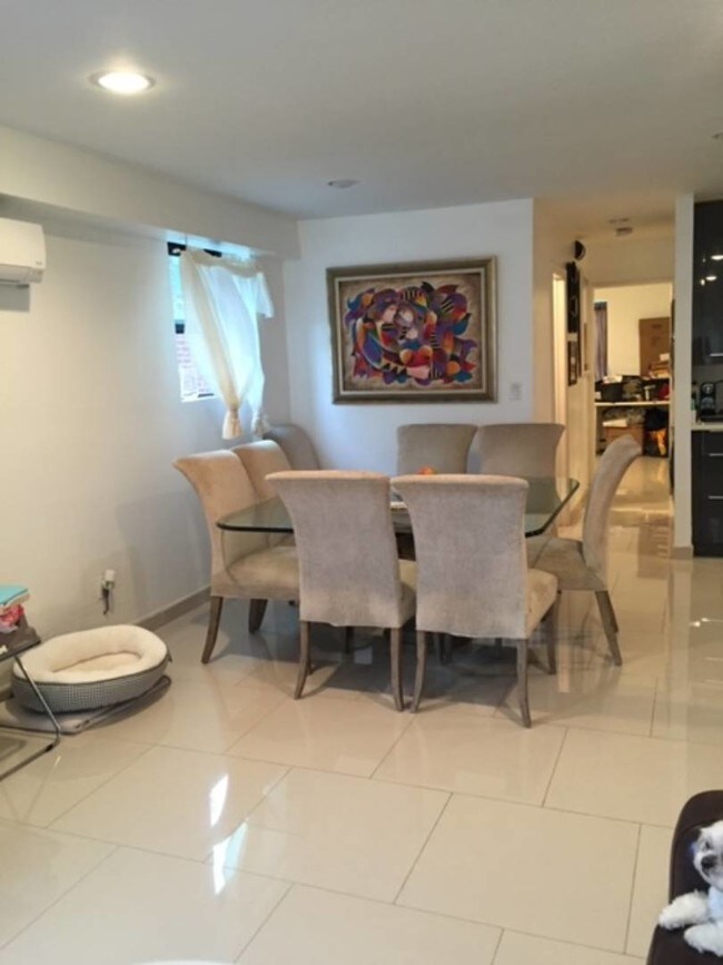 Foto del edificio - 2122 E 66th St