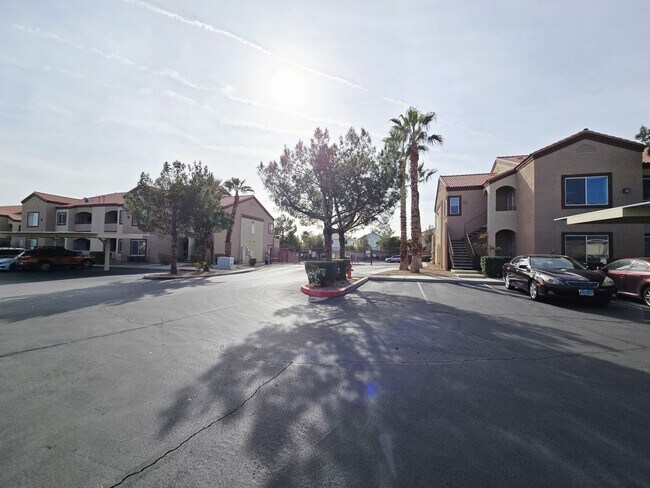 Foto del edificio - 2 BED/ 2 BATH CONDO LOCATED IN THE SOUTHWEST!
