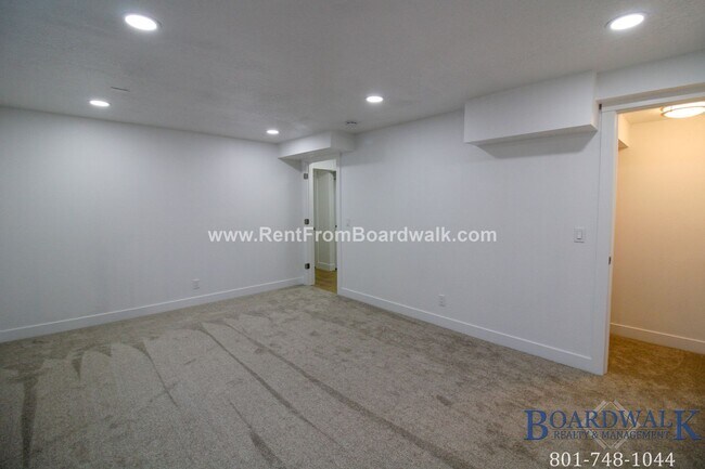 Foto del edificio - Charming 2 bed 1 bath and 1 Den that could...