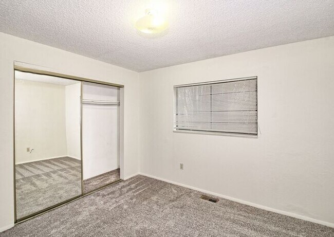 Foto del edificio - 2 Bedroom Apartment in Clifton - $1150