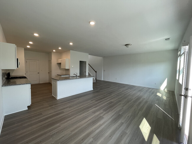 Building Photo - 5765 Thornton Dr