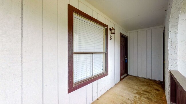 Building Photo - 1513 Pine Ridge Dr