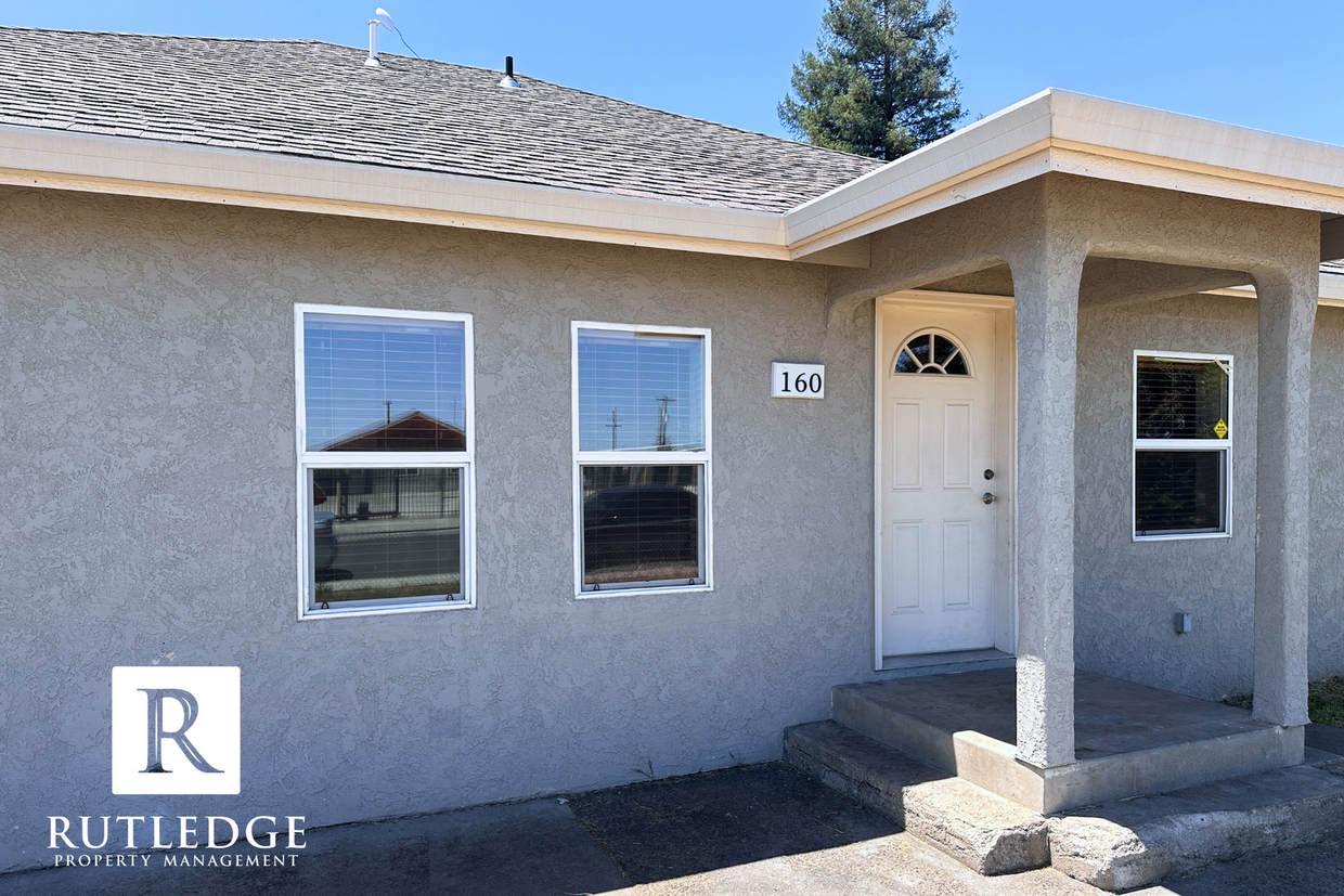 Primary Photo - 3 Bedroom House in Central Point!