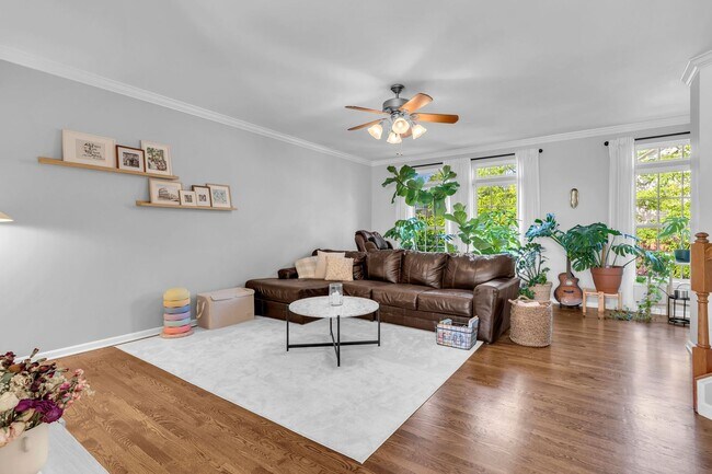 Building Photo - Beautiful 3-level 3 BR 2.5BA Townhome in P...