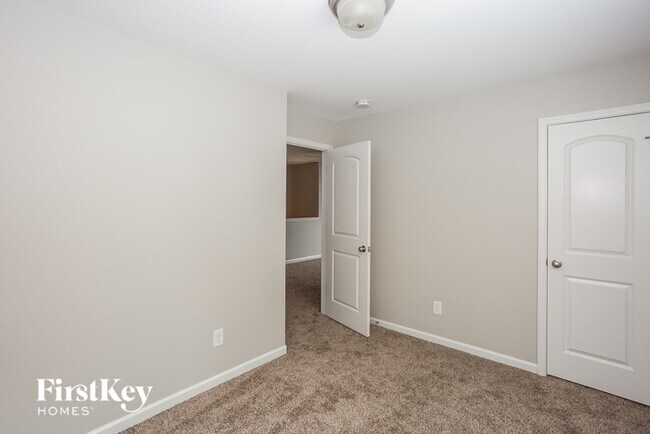 Building Photo - 4944 Rockwood Rd