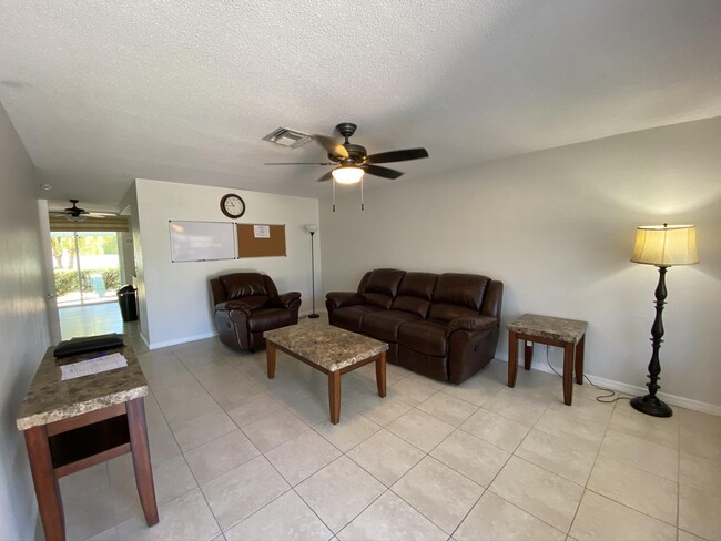 Foto del edificio - 834 Prosperity Farms Rd