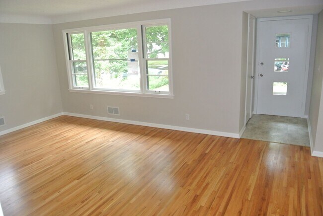 Foto del edificio - House Available September 1, Hardwood Floo...