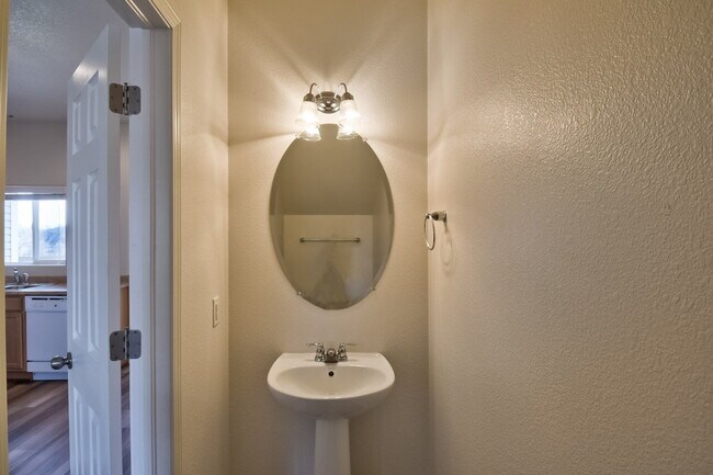 Foto del edificio - Move-In Ready 2-Bedroom with Central A/C –...