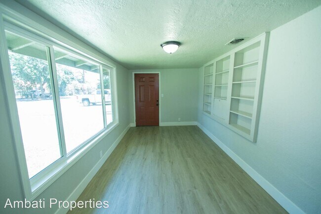 Building Photo - 3 br, 2.5 bath House - 1136 E. Griffith Way