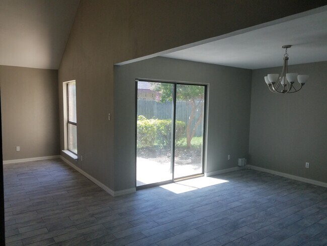 Foto del edificio - 3406 Graybar Dr