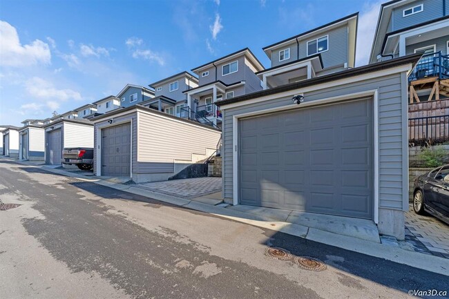 Photo du bâtiment - luxurious 3-bed, 2-bath Upper suite in Map...