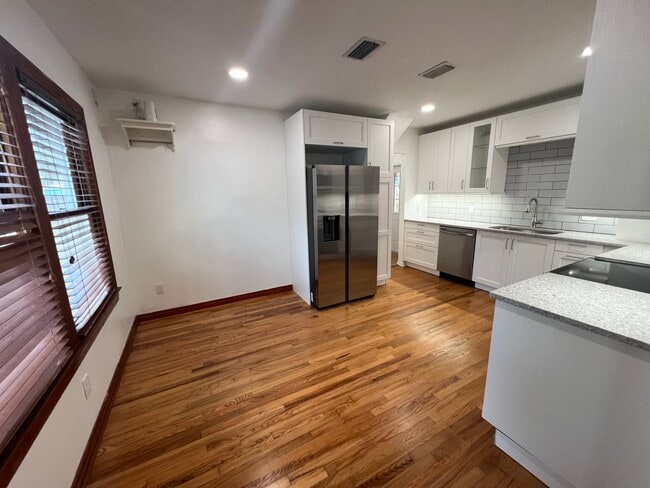 Eat-in-Kitchen - 3880 Walsh St