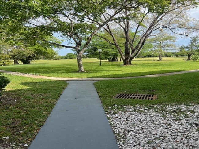 Foto del edificio - 8331 Sands Point Blvd