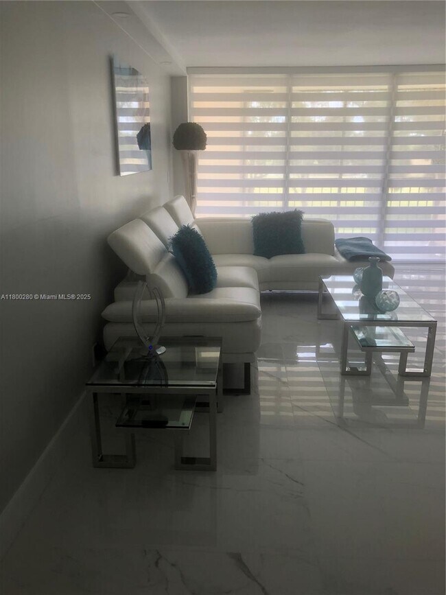 Foto del edificio - 16400 Golf Club Rd