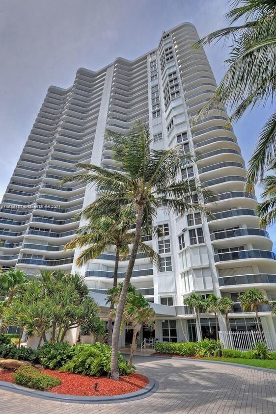 Primary Photo - 16711 Collins Ave