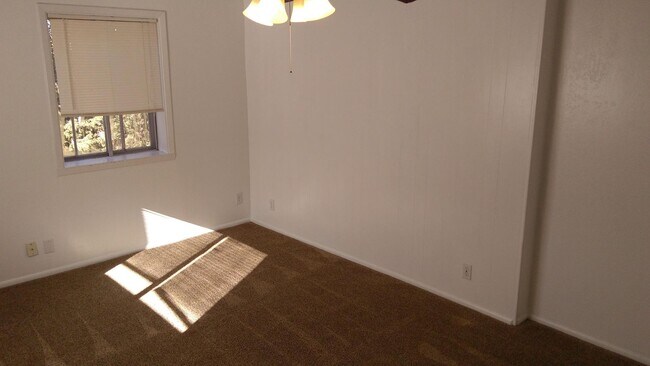 Foto del edificio - 2 bedroom 1 bath upstairs unit, great loca...