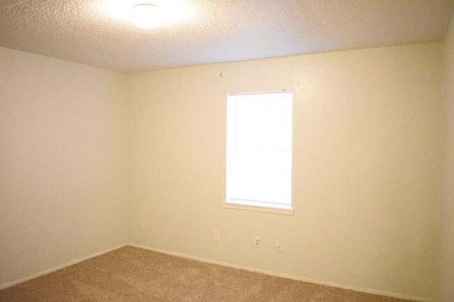 Building Photo - Updated Duplex in a Wonderful Central Location