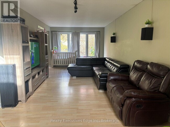 Photo du bâtiment - 5 Camm Crescent