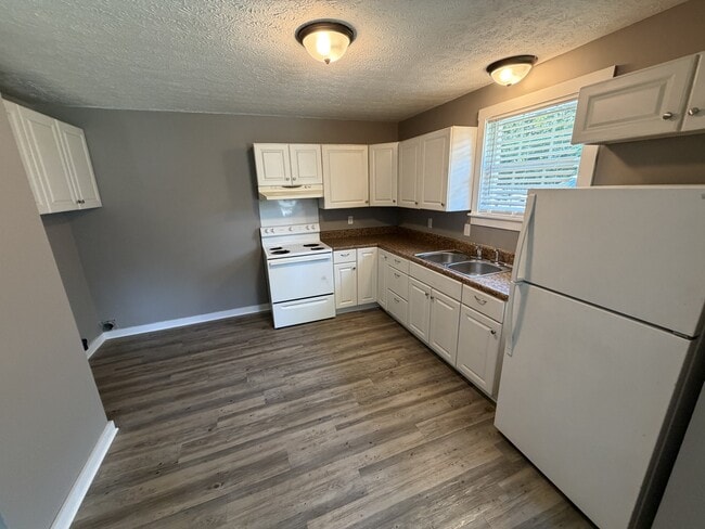 Building Photo - 905 Blue Ridge Dr