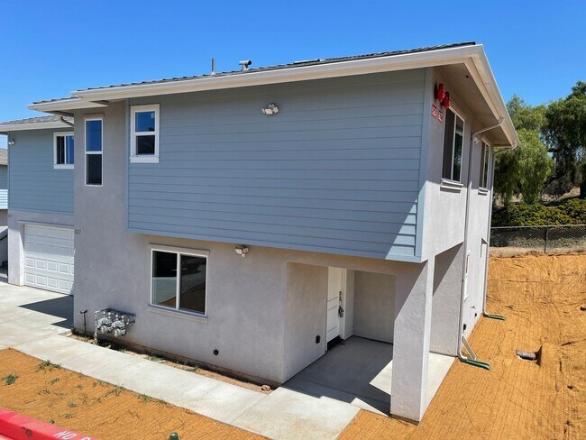 Building Photo - 3 br, 2.5 bath House - 827 E 2nd St