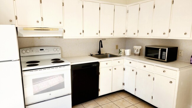 Kitchen - 513 Wildwood St