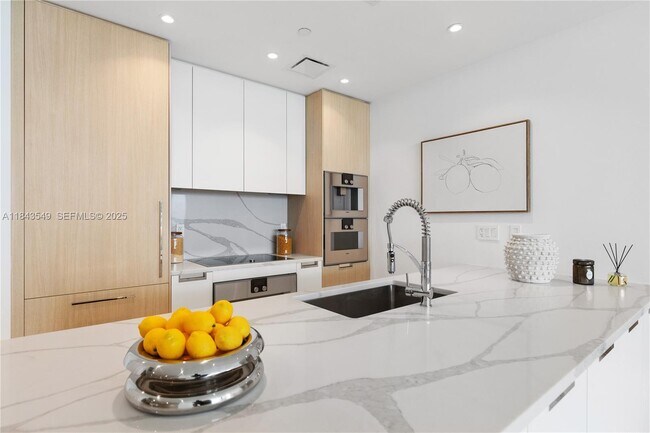 Foto del edificio - 15701 Collins Ave