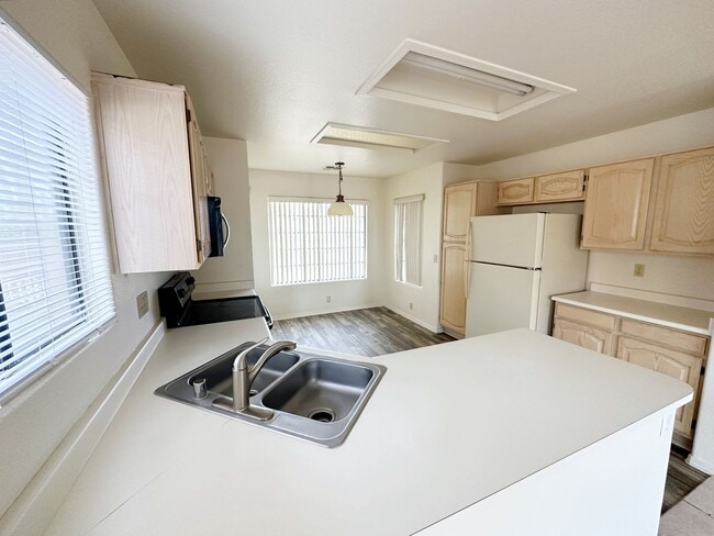 Building Photo - Spacious 3 Bed, 2 Bath Home in Peoria - Your Perfect Home Awaits!