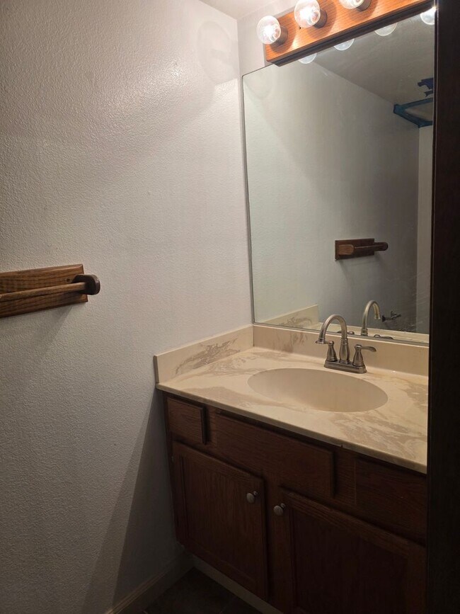 Building Photo - Cute Townhouse