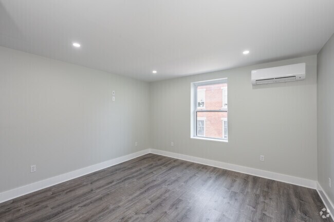 2 habitaciones, 1 baño - 740 pies cuadrados - Segundo dormitorio - 61 Bank St