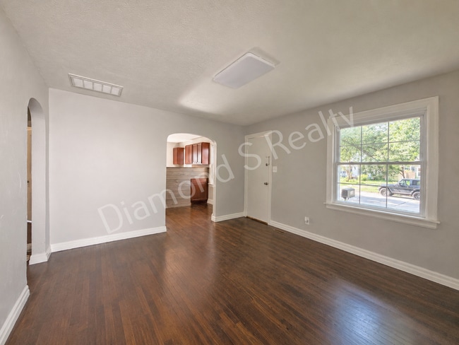 Building Photo - Cute 2 Bedroom Home close to Bass Pro, WOW Museum, restaurants, & Shopping!