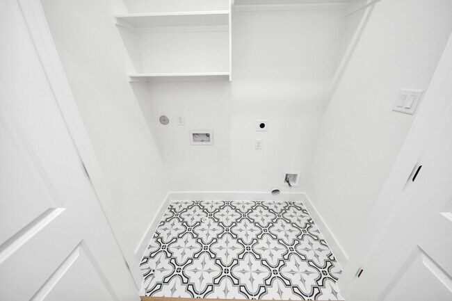 Foto del edificio - 2434 Harrington St