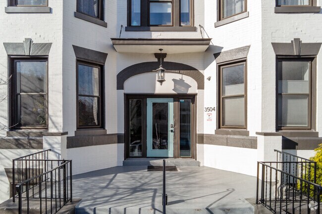 Entrada - 3504 13th St NW