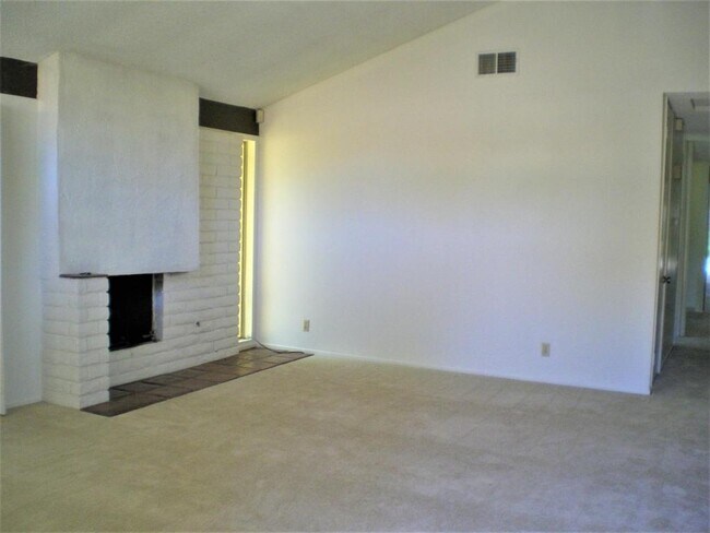 Building Photo - 1325 Seven Hills Dr