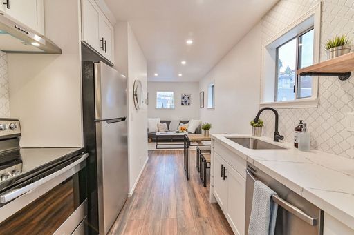 Foto del edificio - Beautiful top floor 1 bedroom 1 bathroom apartment on Lower Queen Anne