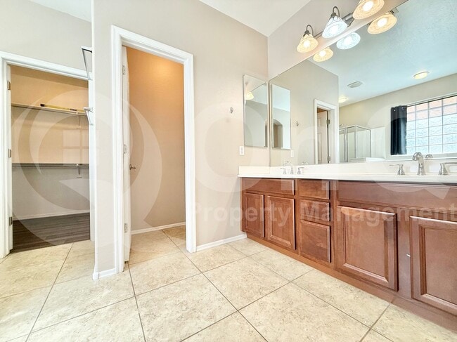 Building Photo - 2849 E Fandango Dr