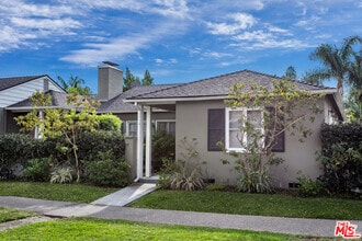 Building Photo - 1833 Fox Hills Dr