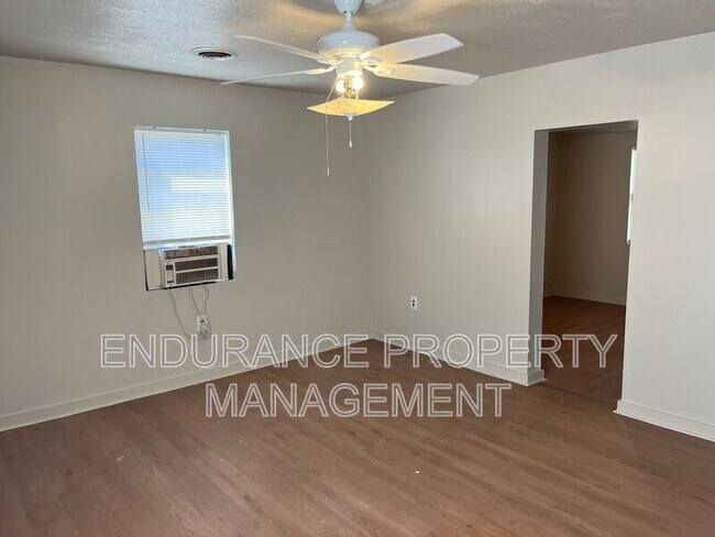 Foto del edificio - 2205 Roosevelt Blvd