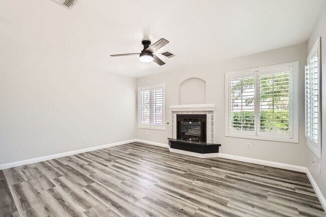 Foto del edificio - Beautiful and Nicely Remodeled Henderson Townhome!