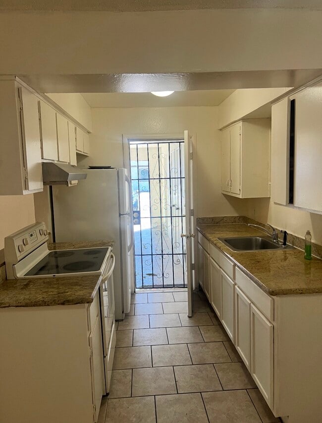 Building Photo - 1218 Casita Dr