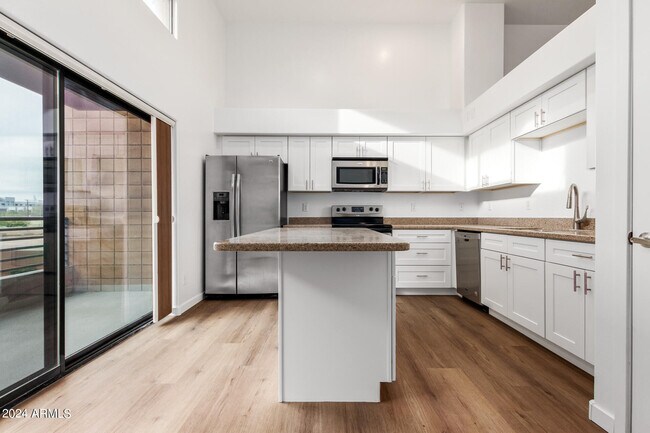 Foto del edificio - 330 S Farmer Ave