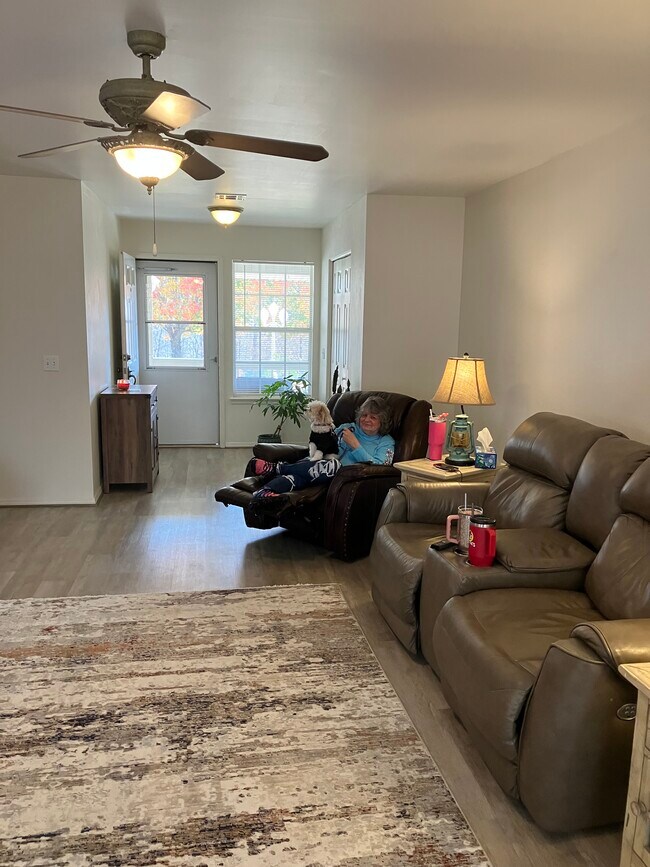 Foto del edificio - 8675 Golf Creek Dr