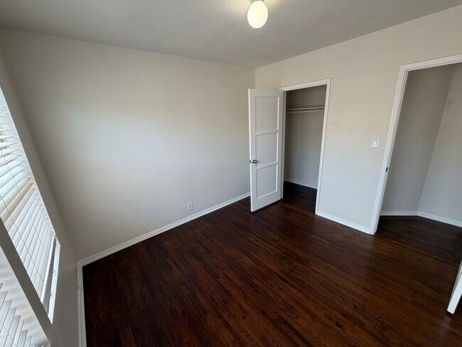 Foto del edificio - 5458 Kinston Ave
