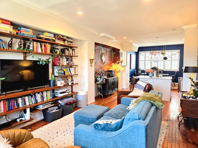 Building Photo - Stunning 4 BR/3.5 Townhome in Barney Circle!
